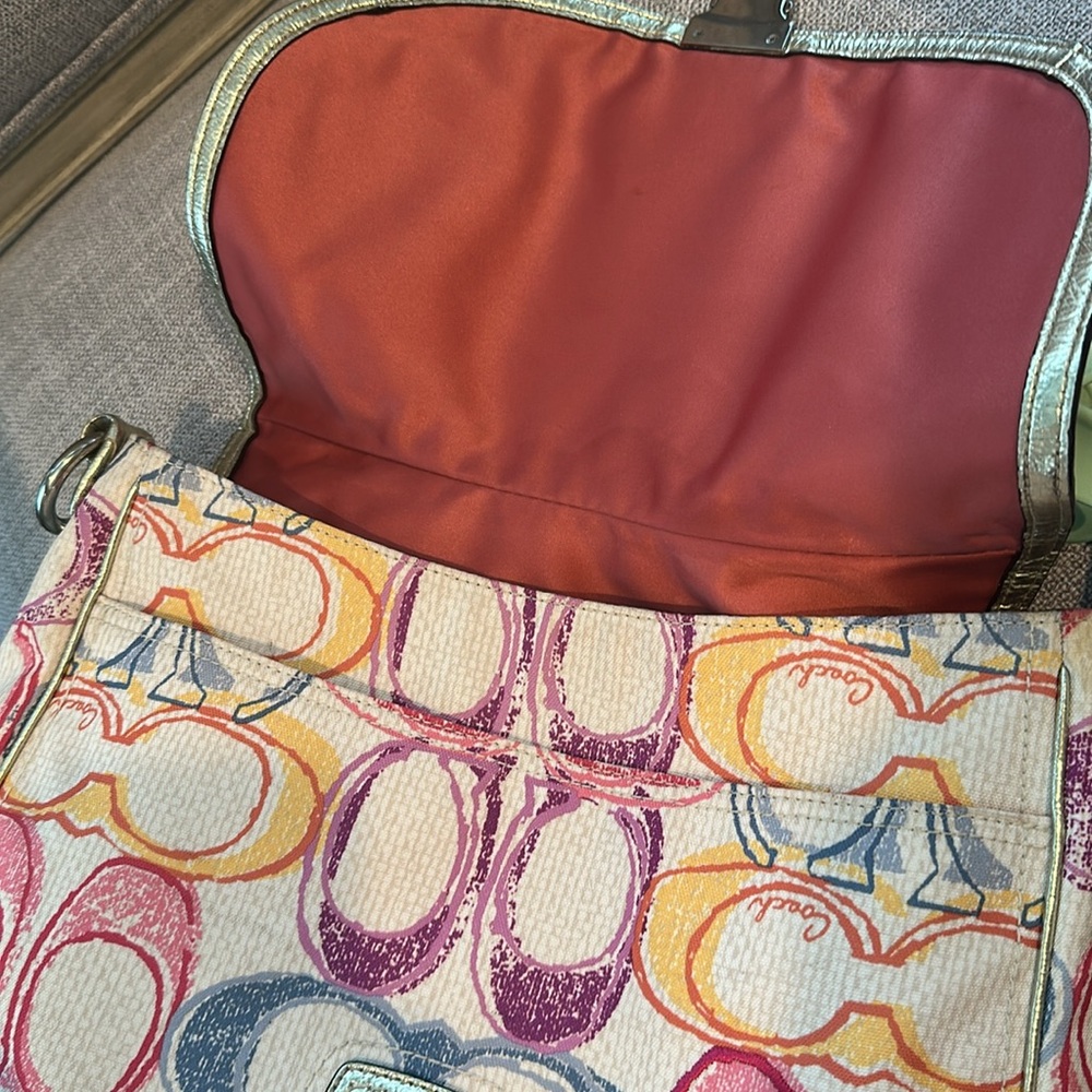 Coach multicolored pastel hobo shoulder bag/ crossbody. Style : 19020 - Picture 11 of 17